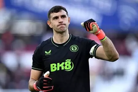 إيميليانو مارتينيز.. عقدة فرنسا منتخب وناد.. ولا تقف أمامه في ركلات الترجيح